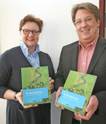 Kreisdirektorin Barbara Dienstel-Kümper und Fachdienstleiter Christian Faust stellten das Klimaschutzkonzept des Märkischen Kreises vor. 
