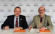 Landrat Joachim Arnold (l.) und Notar Günter Lamotte unterzeichnen den Gesellschaftsvertrag der Breitbandbeteiligungsgesellschaft Wetteraukreis.