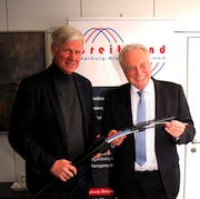Klaus Bernhardt, Geschäftsführer der Breitband Marburg-Biedenkopf GmbH (links) und Landrat Robert Fischbach: Mit dem Ausbau der Breitband-Technik im Kreis geht es voran.