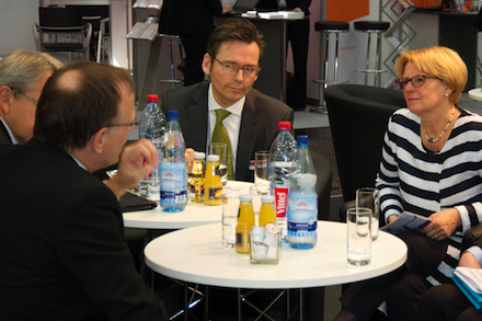 Cornelia Rogall-Grothe im Gespräch mit Databund-Mitgliedern.