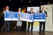 Umweltminister Franz Untersteller (zweiter von rechts) hat den European Energy Award an ausgezeichnete baden-württembergische Kommunen überreicht.