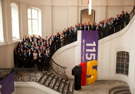 115-Teilnehmerkonferenz zieht für 2013 positive Jahresbilanz.