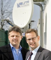 Ulrich Clausmeyer (links), Leiter Netzführung und Heinz-Werner Hölscher, Geschäftsführer der SWO Netz GmbH ziehen positive Bilanz der eingesetzten Satellitentechnik.