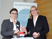 Energieministerin Anke Rehlinger (r.) schaltet gemeinsam mit Professor Dr. Martina Klärle, den Potenzialrechner "Erneuerbar Komm!" frei.
