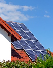 Der Vor-Ort-Verbrauch von Strom aus Erneuerbaren-Energien-Anlagen soll rechtlich mit dem Eigenverbrauch gleichgestellt werden, fordern mehrere Verbände.