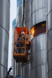 Die Installation der neun Stahldruckbehälter für die Wärmespeicheranlage der Stadtwerke Leipzig ist in vollem Gang.