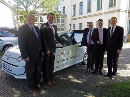 Zwei E-Fahrzeuge stehen jetzt für die Mitarbeiter des Niedersächsischen Ministeriums für Wirtschaft, Arbeit und Verkehr bereit.