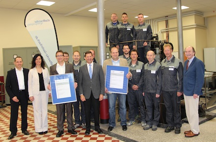 Vertreter der Stadtwerke Lauterbach erhalten vom Deutschen Verein des Gas- und Wasserfaches (DVGW) das Zertifikat Technisches Sicherheitsmanagement überreicht.