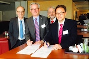 Unterschriften besiegeln die Partnerschaft für das moderne Bürgerservice-Portal in Nordrhein-Westfalen.