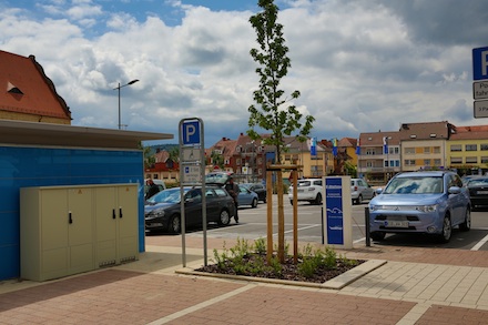 Auf dem Marktplatz der Stadt Eisenberg (Pfalz) können Elektromobilisten kostenlos Strom tanken.