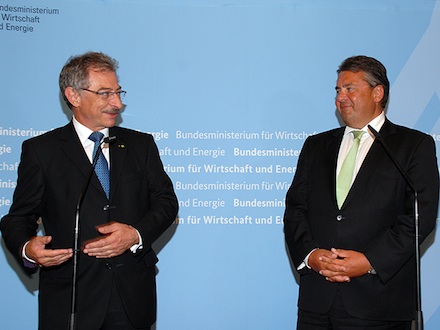 Bundesminister Sigmar Gabriel (rechts) und BITKOM-Präsident Professor Dieter Kempf haben die Schwerpunktthemen des Nationalen IT-Gipfels im Oktober 2014 abgestimmt.