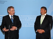 Bundesminister Sigmar Gabriel (rechts) und BITKOM-Präsident Professor Dieter Kempf haben die Schwerpunktthemen des Nationalen IT-Gipfels im Oktober 2014 abgestimmt.