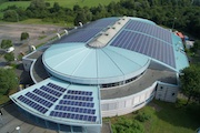Auf dem Dach der August-Schärttner-Halle in Hanau wurde eine Photovoltaikanlage mit über 400 Kilowatt Leistung installiert.