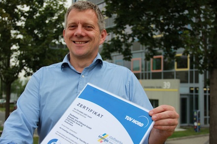 Uwe Kreitel vom Vertrieb der Stadtwerke Energie Jena-Pößneck freut sich über das TÜV-Zertifikat.