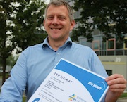 Uwe Kreitel vom Vertrieb der Stadtwerke Energie Jena-Pößneck freut sich über das TÜV-Zertifikat.