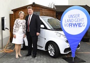 Dr. Arndt Neuhaus, Vorstandsvorsitzender der RWE Deutschland AG, zusammen mit Mülheims Oberbürgermeisterin Dagmar Mühlenfeld beim Auftakt von Smart-E.