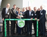 Mit dem symbolischen Öffnen eines Gashahns startet die Biogasproduktion im neuen EAM-Biomassezentrum Kirchhain-Stausebach.