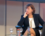 Hildegard Müller, Vorsitzende der Hauptgeschäftsführung des BDEW,  während des Podiumsdialogs mit Baden-Württembergs Umweltminister Franz Untersteller.