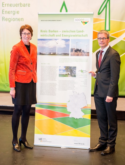 Umweltdezernent Hubert Grothues und Klimaschutzbeauftragte Edith Gülker (beide Kreis Borken) nahmen in Kassel die Auszeichnung 100ee-Region entgegen.