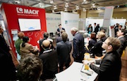 Moderner Staat 2015: Besucher informieren sich am Messestand der Firma MACH.