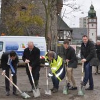 Spatenstich: Bad Homburgs Oberbürgermeister Michael Korwisi und Stadtwerke-Direktor Ralf Schroedter haben den Bau der Energieerzeugungszentrale in die Wege geleitet.