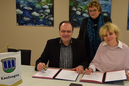Gemeinde und Gemeindewerk Kaufungen unterzeichnen den Konzessionsvertrag zur Stromnetzübernahme.