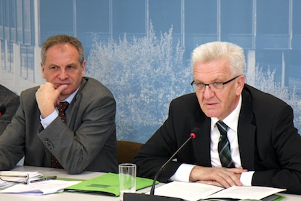 Ministerpräsident Winfried Kretschmann (r.) und Innenminister Reinhold Gall erläutern den Gesetzentwurf zur Änderung kommunalverfassungsrechtlicher Vorschriften.