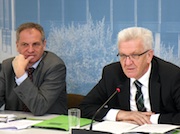 Ministerpräsident Winfried Kretschmann (r.) und Innenminister Reinhold Gall erläutern den Gesetzentwurf zur Änderung kommunalverfassungsrechtlicher Vorschriften.