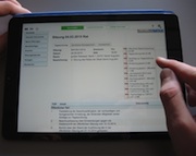 Die Ratsmitglieder der Stadt Sankt Augustin können via Tablet auf Sitzungsunterlagen zugreifen.
