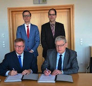 Vertreter von Stadt und Energieversorgung Limburg (EVL) unterzeichnen den Vertrag, wonach die EVL Limburg weiterhin mit Energie versorgen darf. 