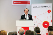 Alexander Dobrindt, Bundesminister für Verkehr und Digitale Infrastruktur, eröffnete den Breitbandgipfel 2015.