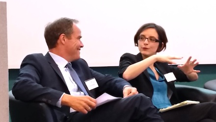 Célia Blauel, stellvertretende Bürgermeisterin von Paris und Heidelbergs Oberbürgermeister Eckart Würzner sprechen über die Klimaschutz-Weltkonferenz COP 21 im Dezember 2015 in Paris.