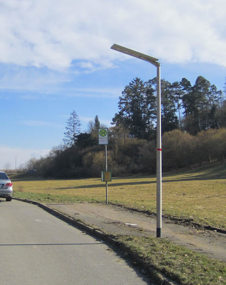 Ob in Parkanlagen oder an Bushaltestellen – die ECOXSOLAR kommt bis zu fünf Tage ohne Sonnenlicht aus.
