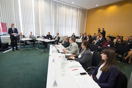 Jon Abele, Partner und Leiter Öffentliche Auftraggeber bei BearingPoint (links), vor der Jury und dem Plenum des 14. E-Government-Wettbewerbs. 