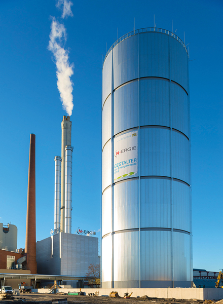 Der 70 Meter hohe Wärmespeicher der N-ERGIE ist der erste Speicher in Deutschland, der mit Zwei-Zonen-Technik arbeitet.