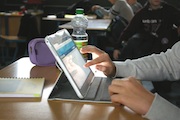 In einem Webinar lernen Interessierte, wie sich schülereigene Geräte in den Unterricht integrieren lassen.