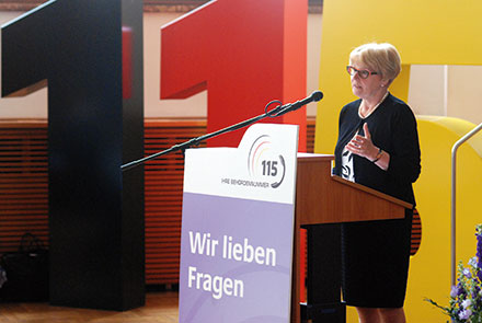 Staatssekretärin Cornelia Rogall-Grothe steht hinter der 115.