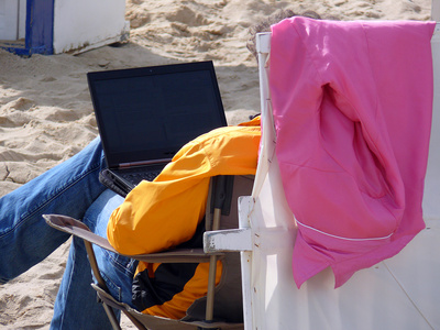 Ab August 2015 können Bürger ihre Steuerbescheide auch im Urlaub über das Internet abrufen.