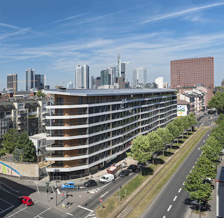 Das Frankfurter Aktiv-Stadthaus erzeugt mehr Energie als die Bewohner verbrauchen.