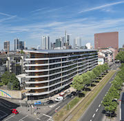 Das Frankfurter Aktiv-Stadthaus erzeugt mehr Energie als die Bewohner verbrauchen.
