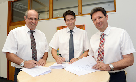 Mit Unterzeichnung eines Netznutzungsvertrages legen das Regionalwerk Bodensee und TeleData den Grundstein für den Breitband-Ausbau in der Stadt Tettnang und Umgebung.