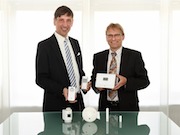 Jörg Karlikowski, Geschäftsführer der Stadtwerke Werl (r.), und Norbert Verweyen, Geschäftsführer von RWE Effizienz, präsentieren die Smart-Home-Produkte.