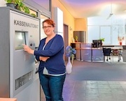 Die Stadtwerke Bernau bieten ihren Kunden die Bezahlung der Stromrechnung am Kassenautomaten an.