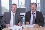 Governikus-Geschäftsführer Dr. Stephan Klein (l.) und der Dataport-Vorstandsvorsitzende Dr. Johann Bizer unterzeichnen den Vertrag für die IT-Lösung Governikus LZA.