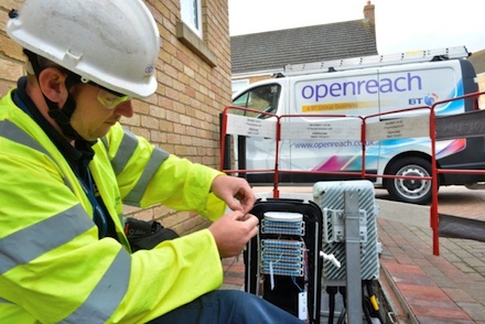 Erste Haushalte der englischen Stadt Huntingdon erhalten Zugang zum Ultra-Breitband.