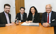 Die öffentlich-rechtliche Vereinbarung zur Einrichtung eines gemeinsamen telefonischen Service-Centers für Stadt und Kreis Soest ist unterzeichnet.