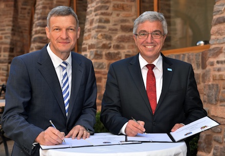 Der saarländische Finanzminister Stephan Toscani (l.) und der rheinland-pfälzische Innenminister Roger Lewentz bei der Unterzeichnung des Kooperationsvertrages zur IT-Sicherheit.