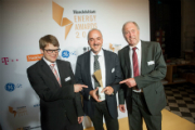 Repräsentanten der Stadtwerke Wolfhagen nehmen den Energy Award 2015 entgegen.