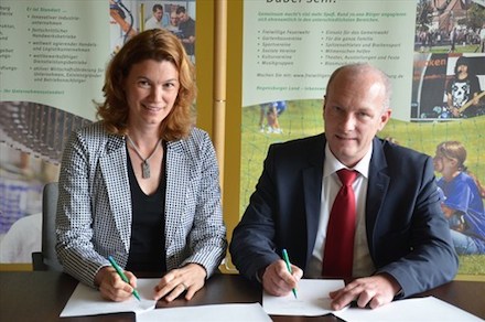 Landrätin Tanja Schweiger und Oberbürgermeister Joachim Wolbergs bei der Vertragsunterzeichnung zur Kooperation der Medienzentren.