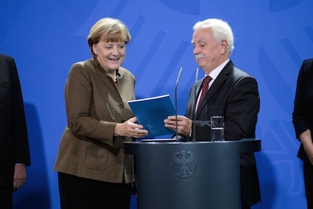 Johannes Ludewig, Vorsitzender des Nationalen Normenkontrollrats, übergibt den Jahresbericht 2015 an Bundeskanzlerin Angela Merkel.